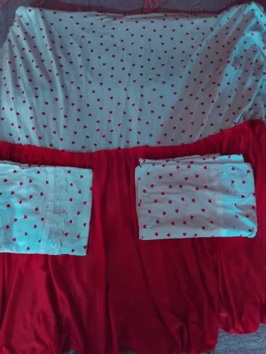Vestidos e lençol de cama