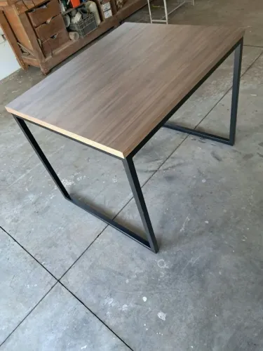Mesa de escritório nova