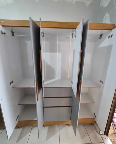 Guarda roupa aberto
