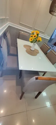 Mesa e cadeiras