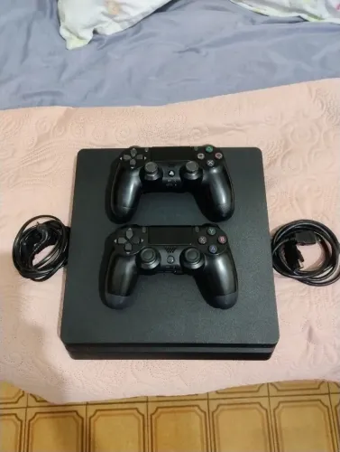 Vende-se PS4 Slim de 825gb com dois controles um original e um paralelo