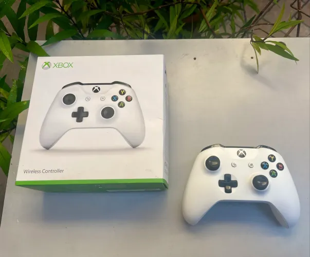 Controle original na caixa Xbox séries One e PC sem fio em ótimo estado de conservação!