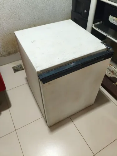 frigobar consul 70 litros 127V bom funcionando normal gelando muito 