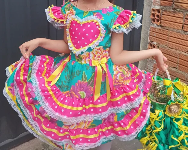 Vestido e cesta pra festa junina