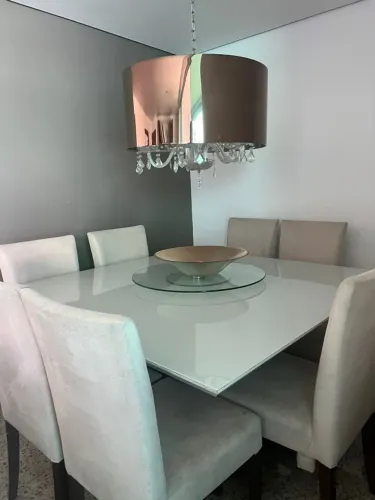 MESA DE JANTAR QUADRADA COM 8 CADEIRAS