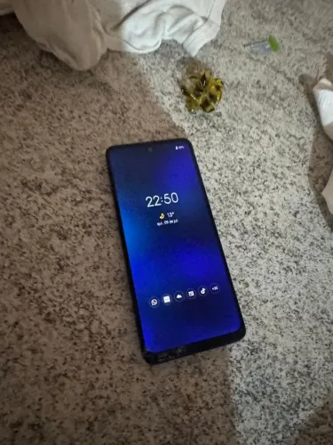 Celular moto g60 com tela um pouco rachada por isso vendo barato