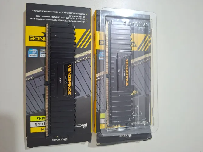 Kit 2 Memórias RAM DDR4 à venda - Excelente estado!