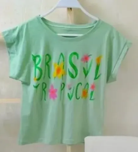 Cropped e t-shirt tem mas estampas só chama