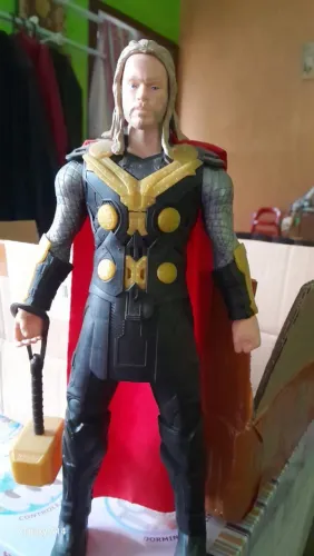 Boneco Tor com capa, 30cm novo sem caixa, 30cm