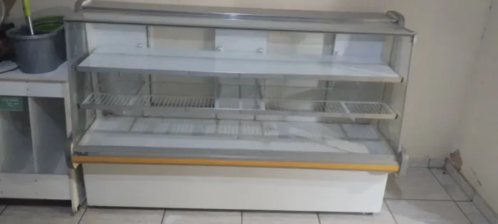 Balcão espositor 220 volts
