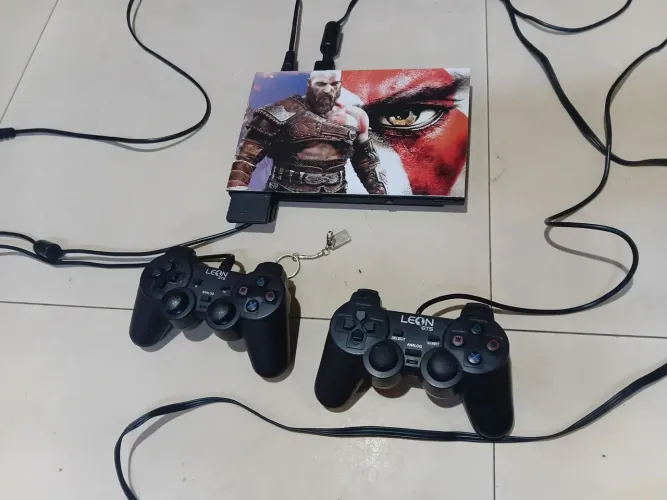 PlayStation 2 completo,  mais de 50 jogos no pen drive , 2 controles ... 