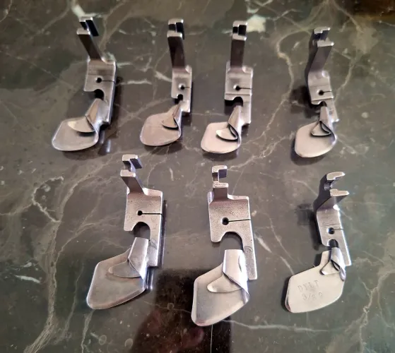 Calcador para máquina reta industrial com aparelho para fazer bainha