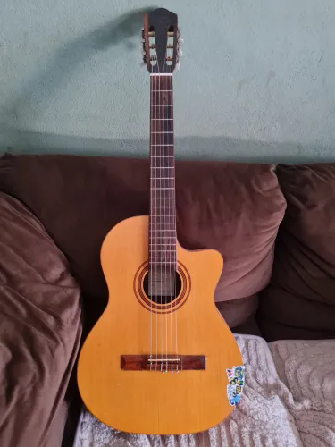 Violão di giogia elétrico.