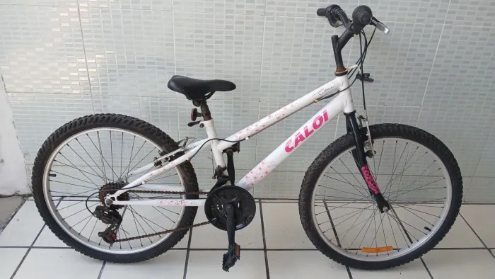 Bicicleta Caloi Ceci, branca, com 16 marchas.