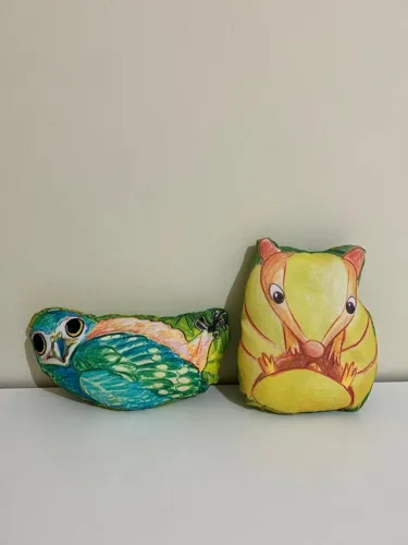 Kit 2 Almofadas Decorativas Fauna Brasileira - Tatu-Bola e Arara