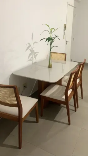 Vendo mesa com 4 cadeiras 