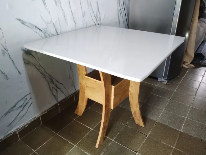 Vende-se mesa, com 2 anos de uso. 