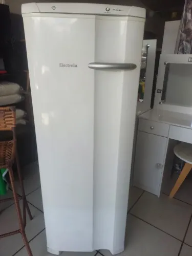 Freezer vertical FE 22 eletrolux usada 