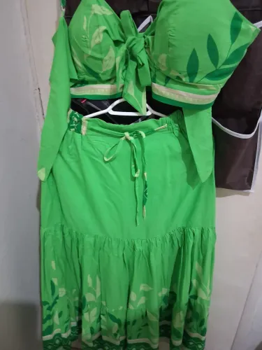 Um conjunto de saia e top,co verde estampado,tam M,tecido, 100% viscose e100%poliester.
