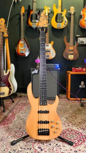 Baixo Carvin LB75