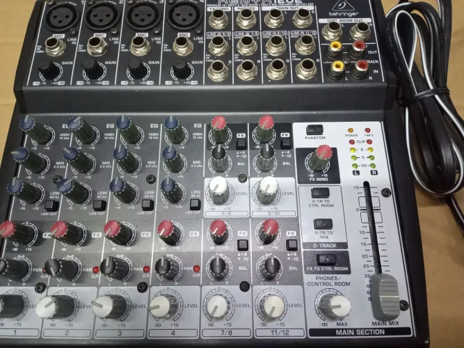 Mesa de som Behringer XENYX 1202