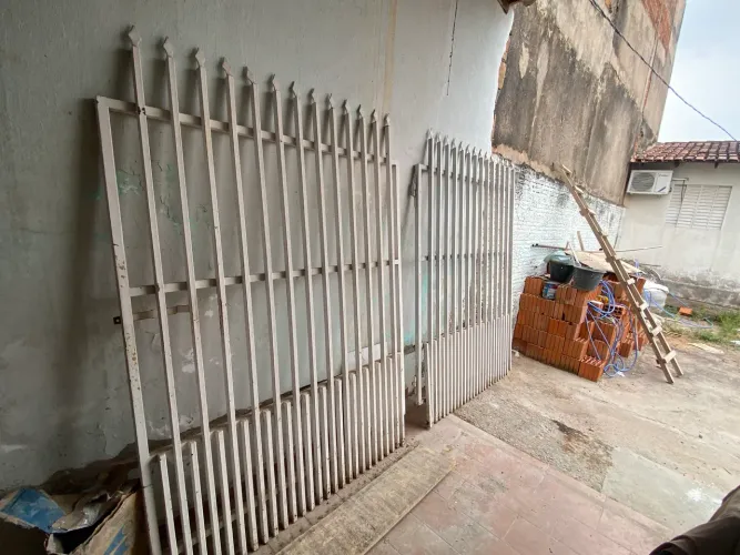 Vendo dois portões em bom estado *