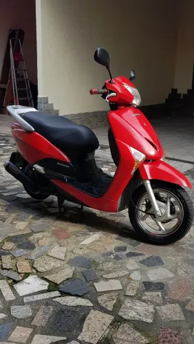 Vendo honda lead 110 ano 2011/2011 única dona, em perfeito estado.