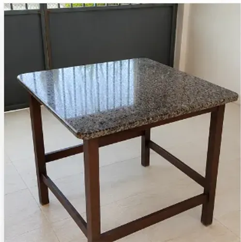 MESA COM TAMPO DE MÁRMORE 80 × 80 CM E PÉS DE MADEIRA