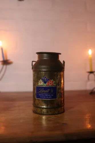 lata antiga vintage de chocolate suiço antiquario decoração decorativo arte leiteira casa