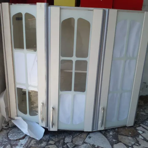 Armário Áureo c portas de vidro 