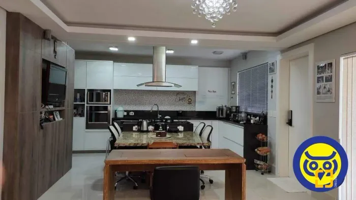 Casa 6 quartos (3 suites) em Condomínio Fechado no Cacupé