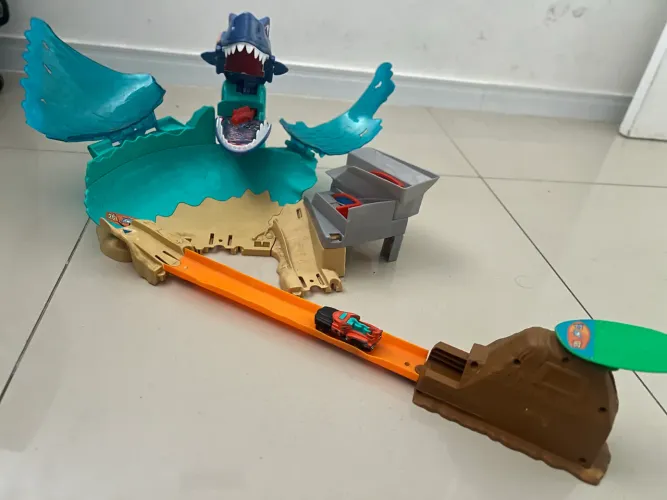 Hot Wheels City Ataque de Tubarão (também conhecida como Shark Beach Battle Playset) 