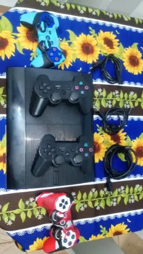 Ps3 super slim desbloqueado  com 4 controles 