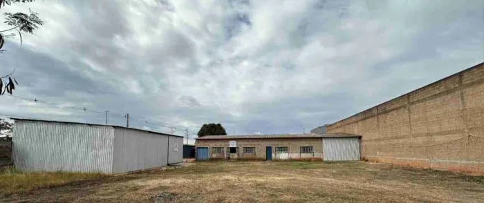 Imóvel Comercial com 1.760m² de Terreno, com galpão depósito de 400m², banheiros e escritó