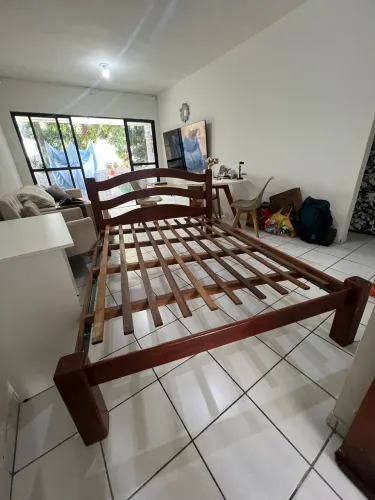 Vendo cama de madeira maciça de Casal