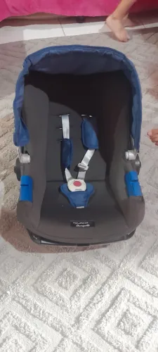 Vendo bebê conforto seminovo com todos os acessórios
