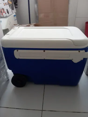 Cooler branco e azul com rodas