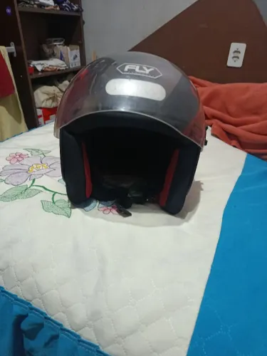 Vendo um capacete tá excelente pra usar de moto 
