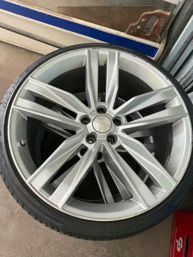 Jogo de rodas Camaro aro 22 duas talas com pneus Delinte 