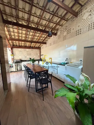 Área privativa com 04 quartos (sendo 01 suíte), em excelente localização no bairro Santa A