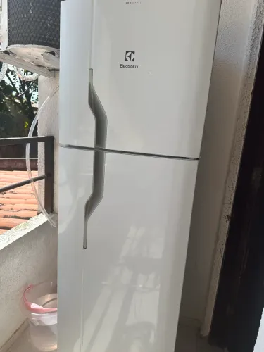 Vendo geladeira 5 anos de uso. Gelo seco