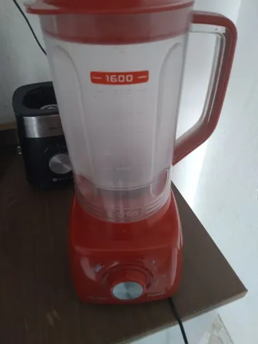 Liquidificador turbo R$ 30 o copo está trincado porém não derrama o líquido.