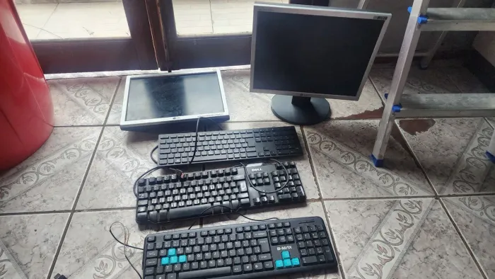 TECLADO E MUNITOR