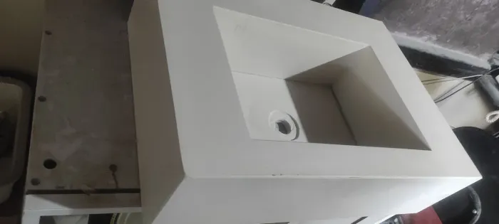 Lavatório de quartzo branco com saia 59x47 com cuba esculpida