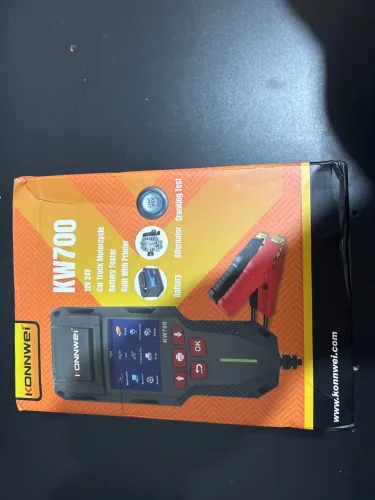 Testador e Analisador de Bateria KONNWEI KW700, compatível com sistemas de 12V e 24V.