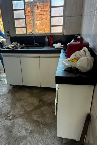 Bancada em granito sao gabriel escovado , e armario planejado vendo tudo completo