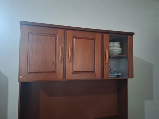 A Armário Cristaleira Finestra 4 Portas 3 Gavetas Bronze Imbuia é ideal para quem busca so