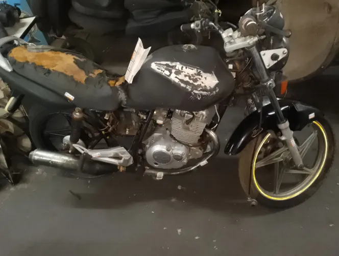 Sucata Suzuki yes 125 2005 pra retirada de peças 