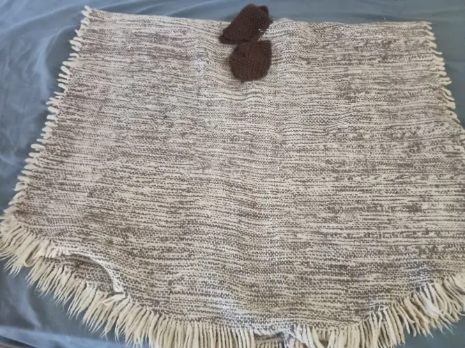 Poncho artesanal de lá de ovelha 