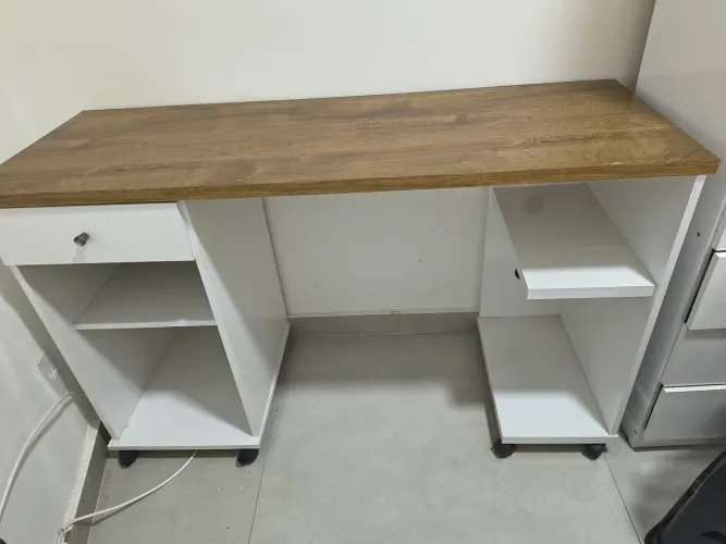 Escrivaninha com rodinhas e uma gaveta com 1,26 largura